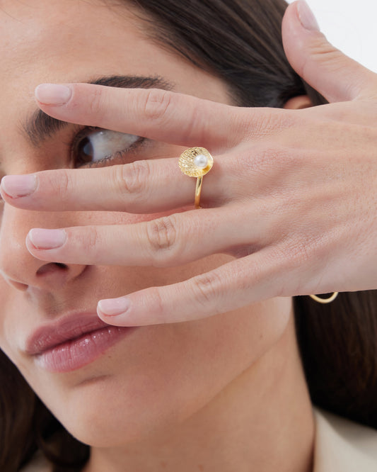 Anillo ajustable Solene concha con perla en Plata baño Oro