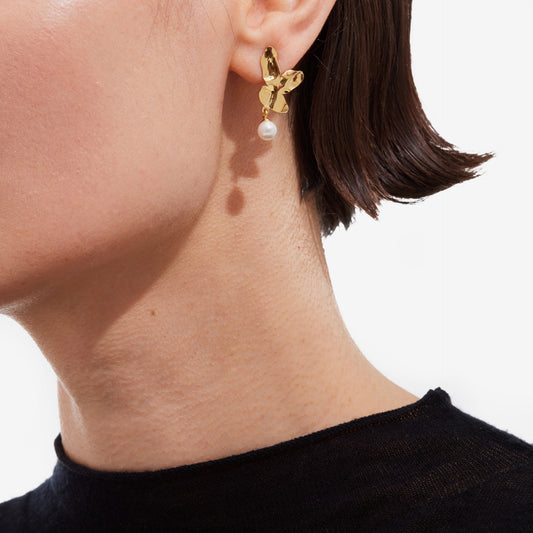 Pendientes cortos Radiance textura hoja perla en Plata