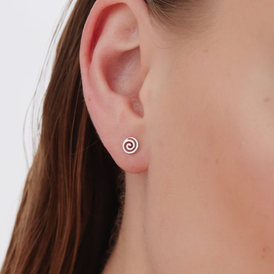 Pendientes botón Bliss espiral en Plata baño rodio
