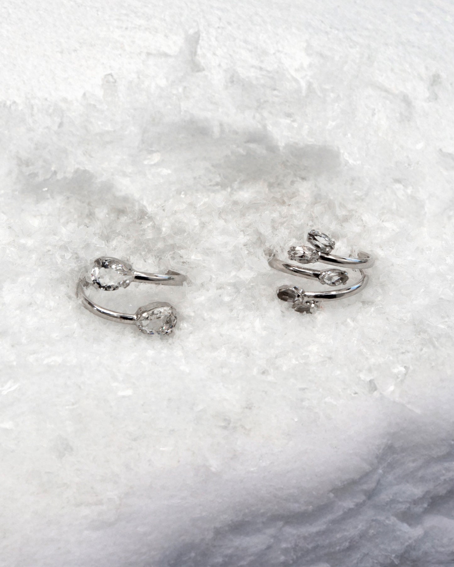 Anillo ajustable espiral lágrima Lieve con cristal blanco en Plata baño Rodio