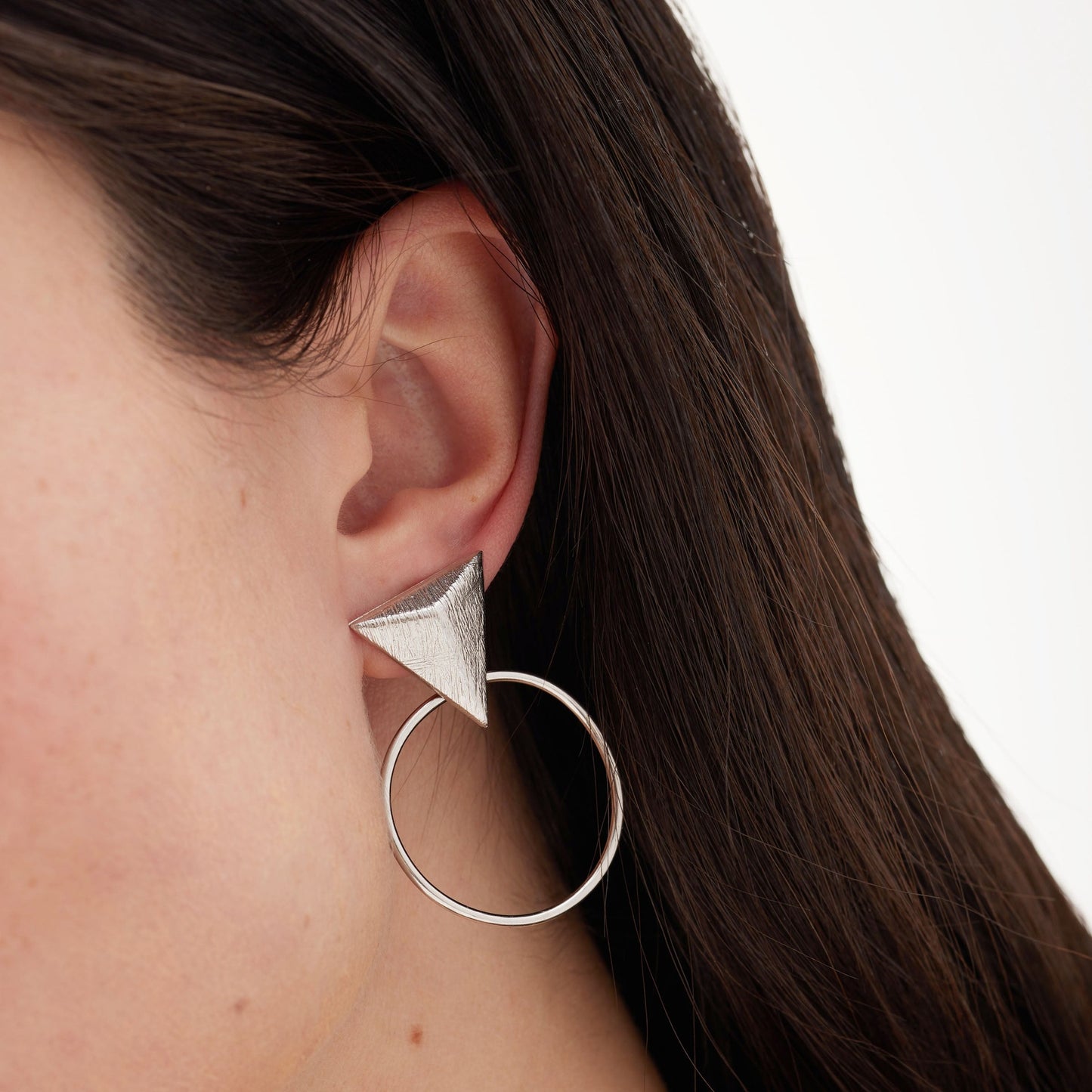 Pendientes cortos textura triángulo Good Morning en Plata