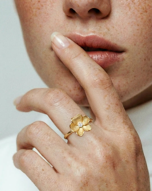 Anillo ajustable Origami flor con cristal blanco en Plata