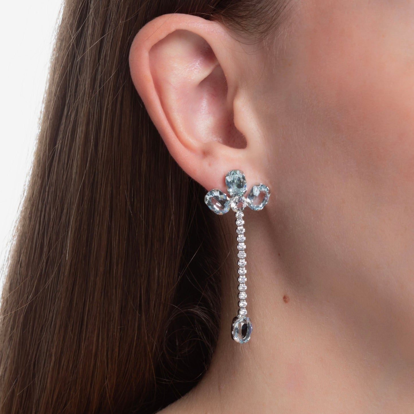 Pendientes largos Clarity flor cristales riviere y cristal azul en Plata baño Rodio