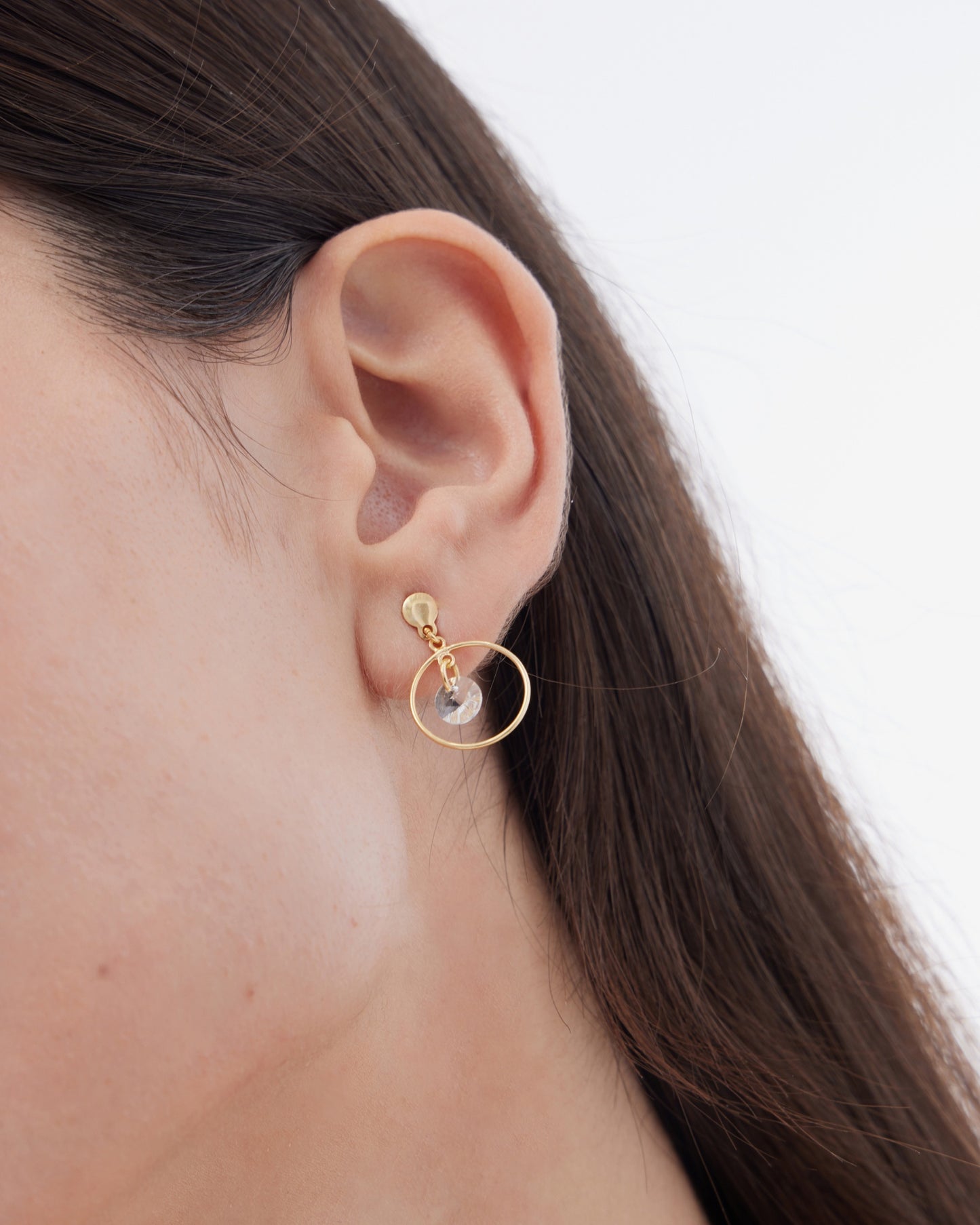 Pendientes cortos Muse círculo con cristal blanco en Plata