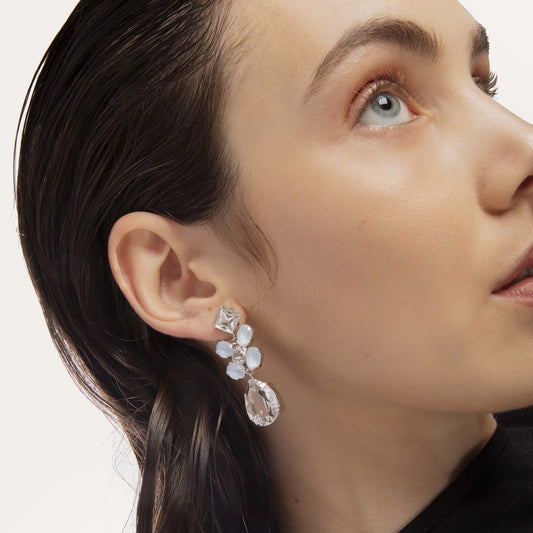 Pendientes largos Blooming flor cristal blanco en Plata baño rodio