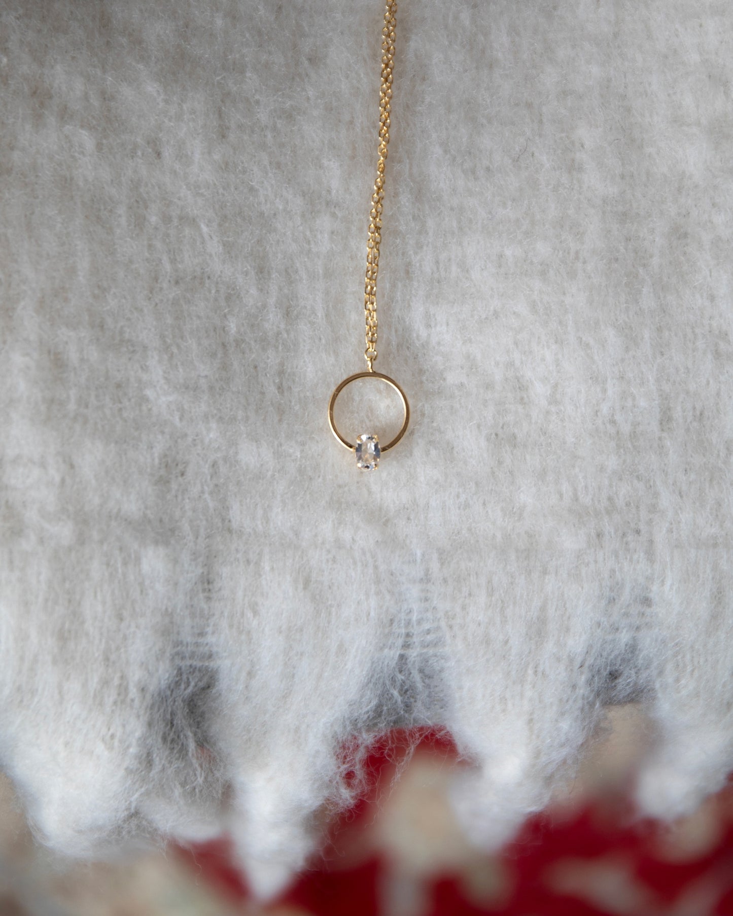 Collar corto oval y círculo Lieve con cristal blanco en Plata