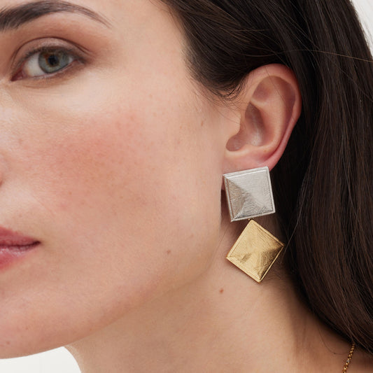 Pendientes cortos textura bicolor cuadrado Good Morning en Plata baño Oro y Rodio