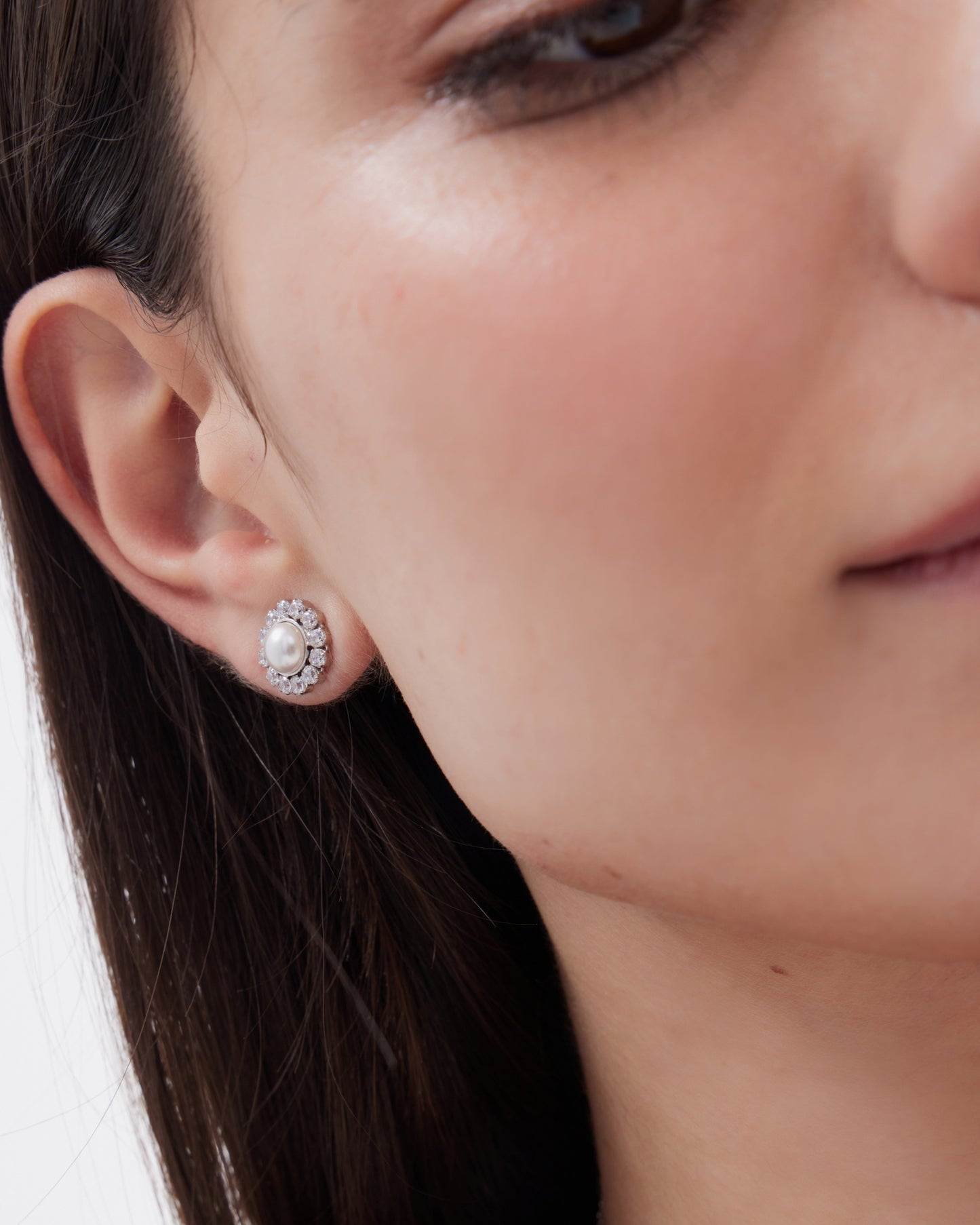 Pendientes botón Muá rosetón con perla y cristales riviere blanco en plata baño rodio