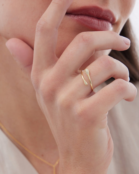 Anillo ajustable Lux cruzado gota con circonita blanca en Plata