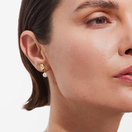 Pendientes cortos Radiance textura hoja pequeña perla en Plata