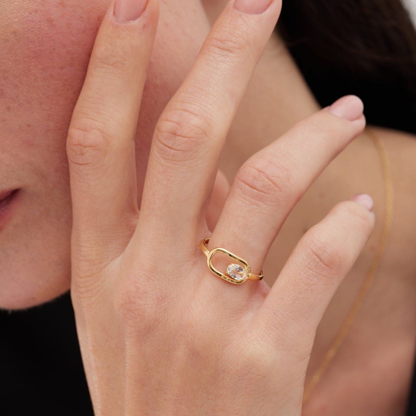 Anillo cerrado óvalo Buenos Días con cristal en Plata