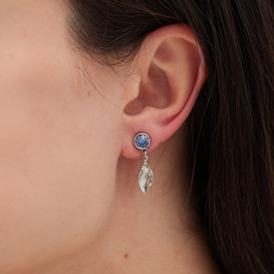 Pendientes cortos hoja Bom Dia con 7mm cristal azul en Plata baño Rodio