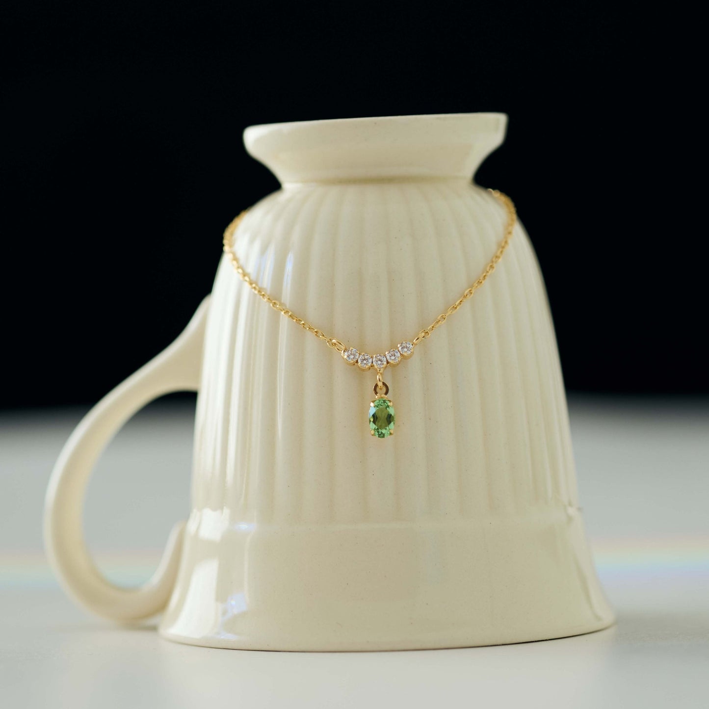 Collar corto arco Bonjour con cristales riviere en Plata baño Oro