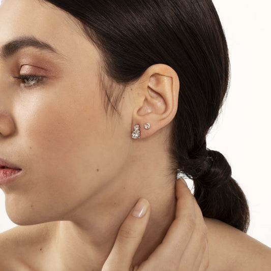 Pendientes cortos Jasmine círculo cristal blanco en Plata baño rodio