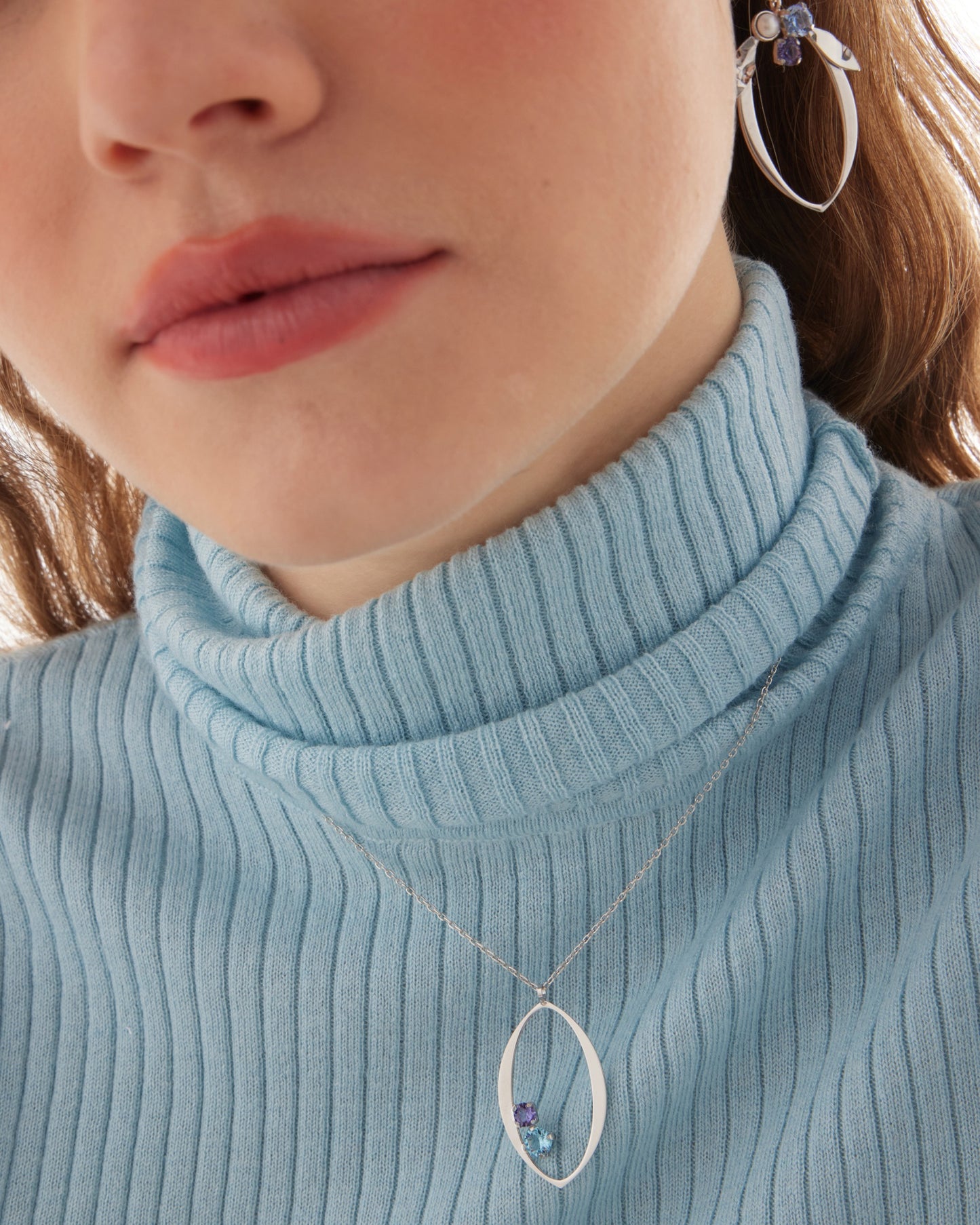 Collar largo Alpina con cristales azules en Plata baño Rodio