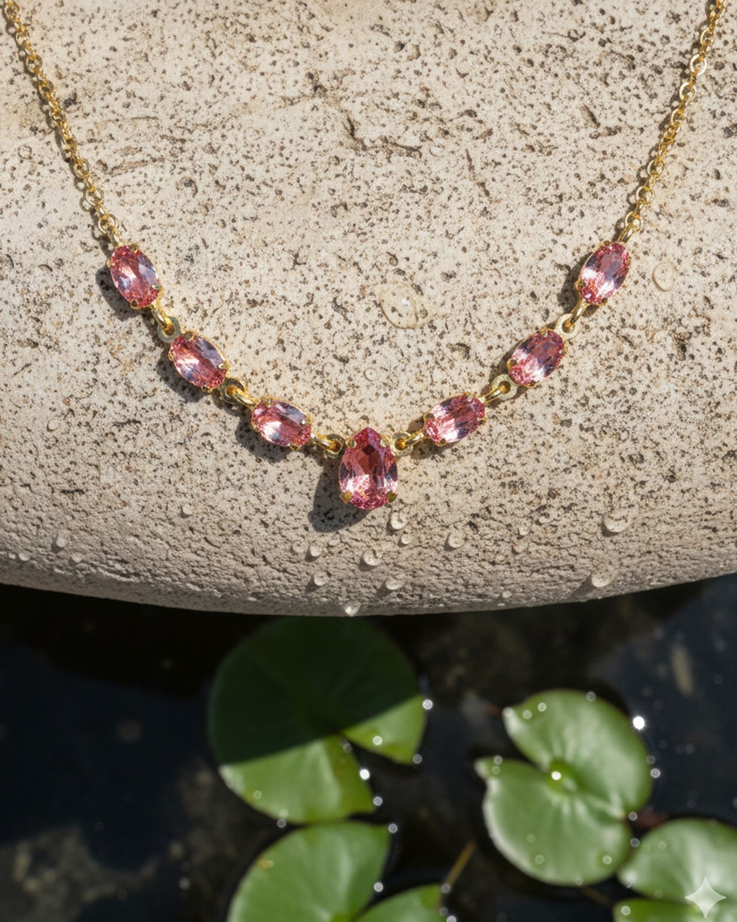 Collar corto Eau con cristal rosa en Plata baño Oro