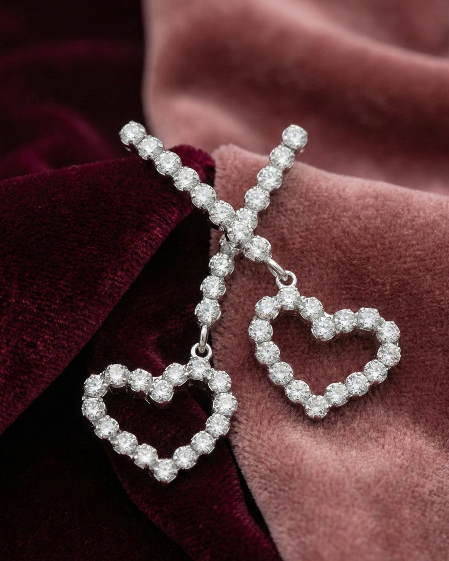 Pendientes largos Muá corazón con cristales riviere blanco en plata baño rodio