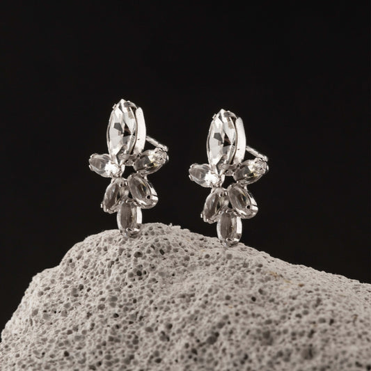 Pendientes cortos Grace cristal blanco en Plata baño rodio