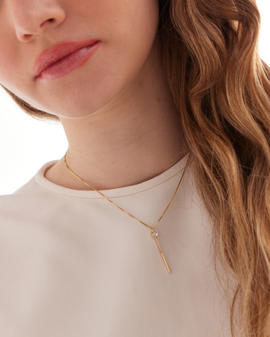 Collar largo oval Lieve con cristal blanco en Plata