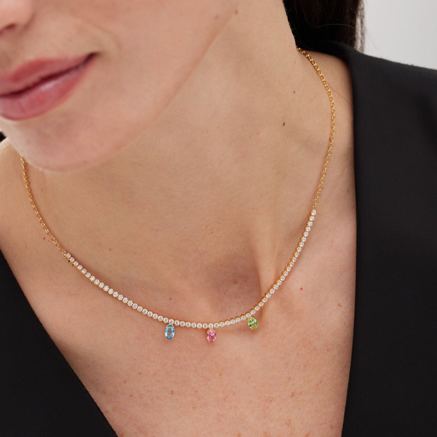 Collar corto Bonjour con cristales riviere multicolor en Plata
