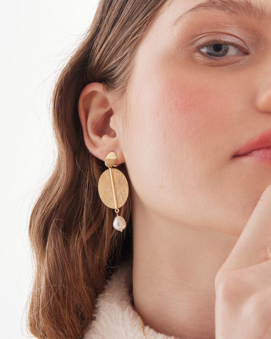 Pendientes largos textura oval Sera con perla barroca en Plata