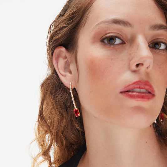 Pendientes largos Ginger cristales riviere y cristal rojo en Plata baño Oro