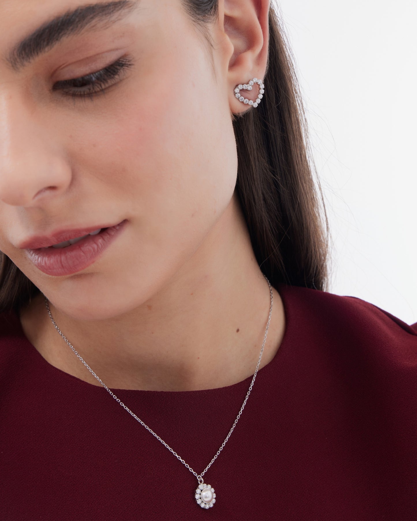 Collar corto Muá rosetón con perla y cristales riviere blanco en plata baño rodio