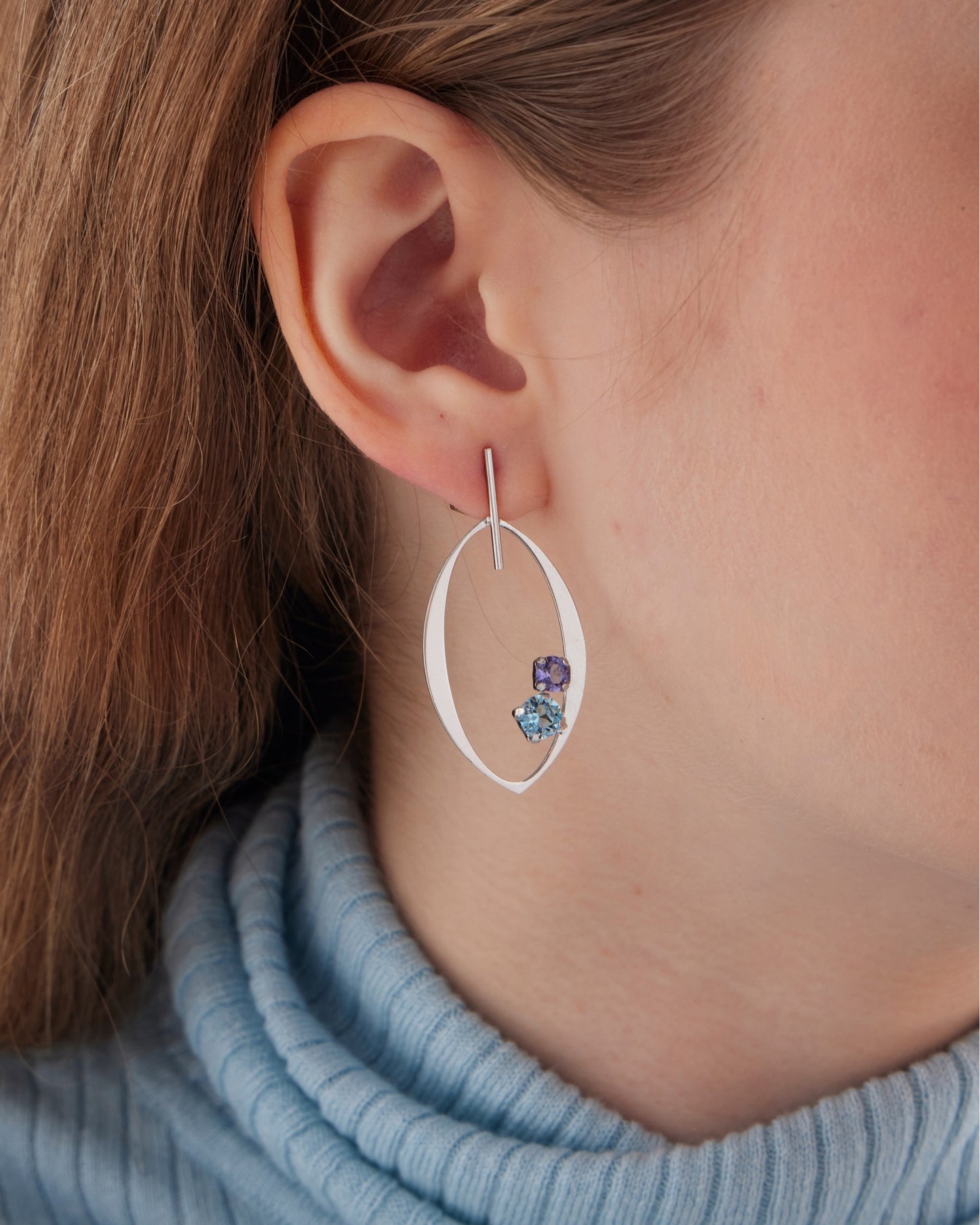 Pendientes largos Alpina con cristales azules en Plata baño Rodio