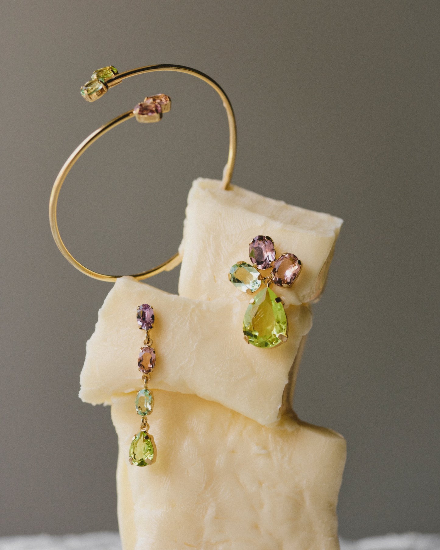 Pendientes largos Amalfi con cristal multicolor en Plata baño Oro