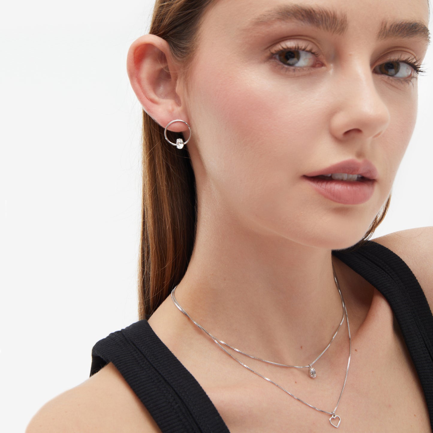 Pendientes cortos Genoveva círculo cristal blanco en Plata