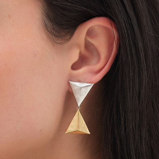 Pendientes cortos textura bicolor triángulo Good Morning en Plata baño Oro y Rodio