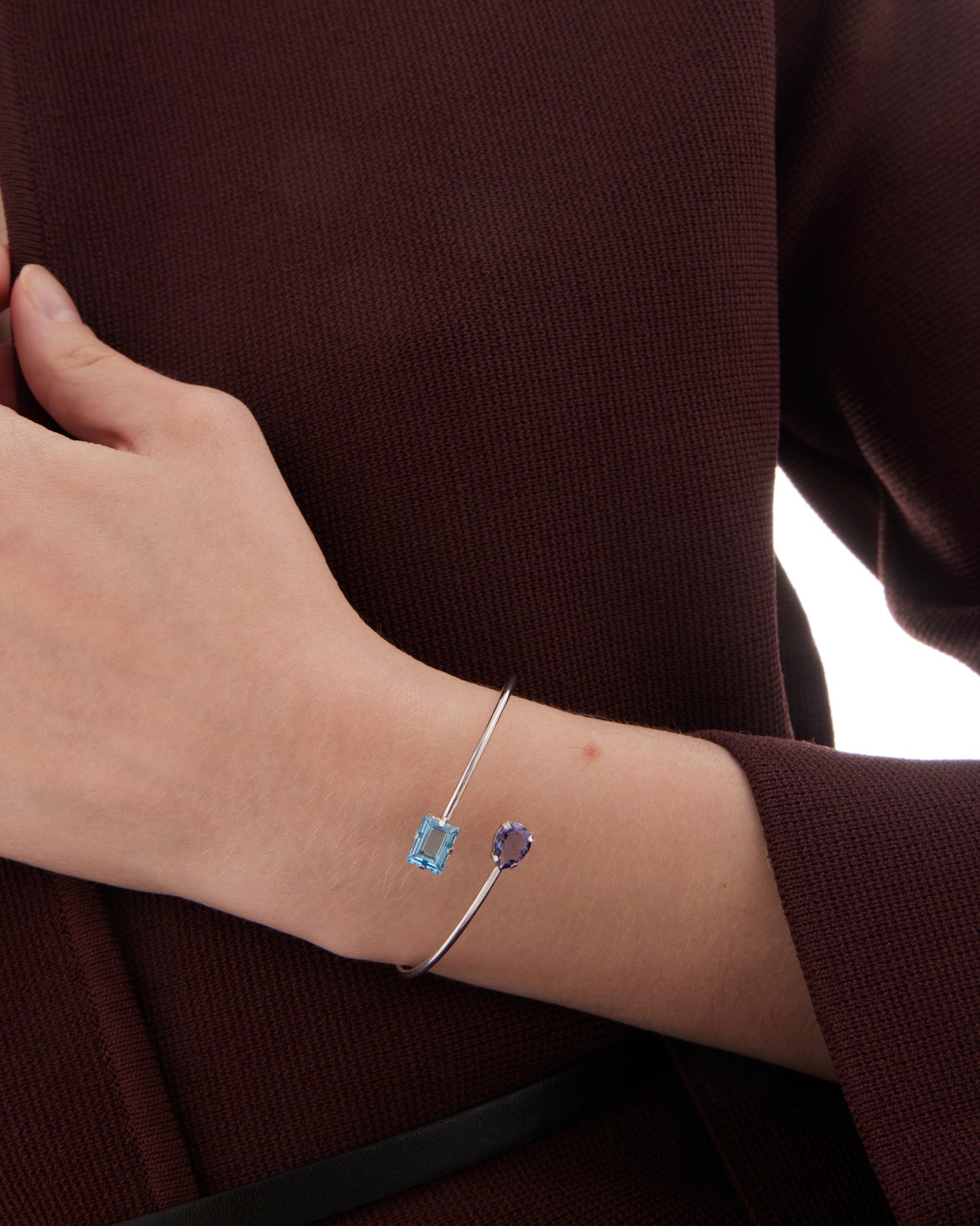 Brazalete Borea con cristal azul y morado en Plata baño Rodio