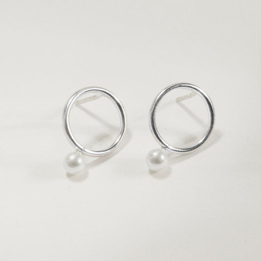 Pendientes cortos Perlite círculo perla en Plata