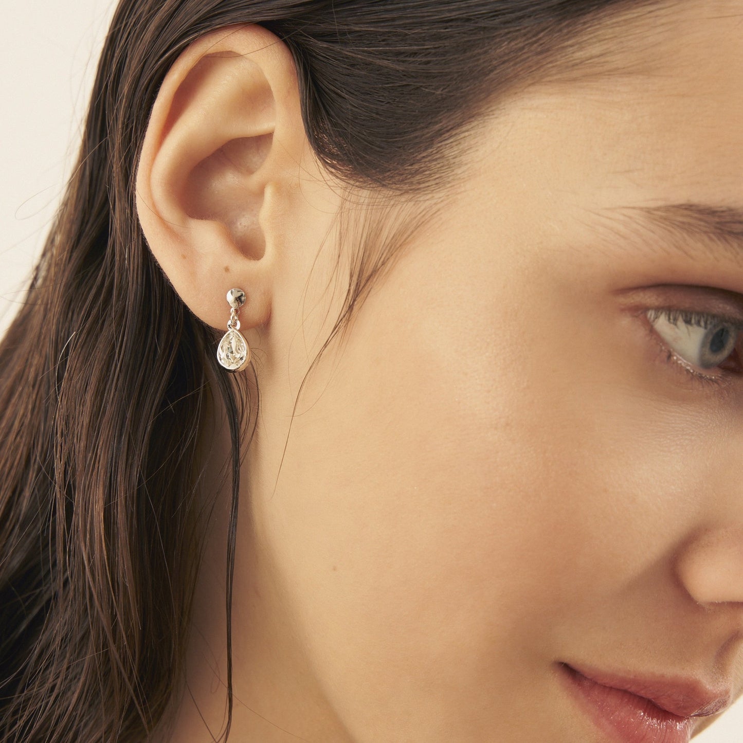Pendientes cortos Essential lágrima cristal en Plata baño rodio