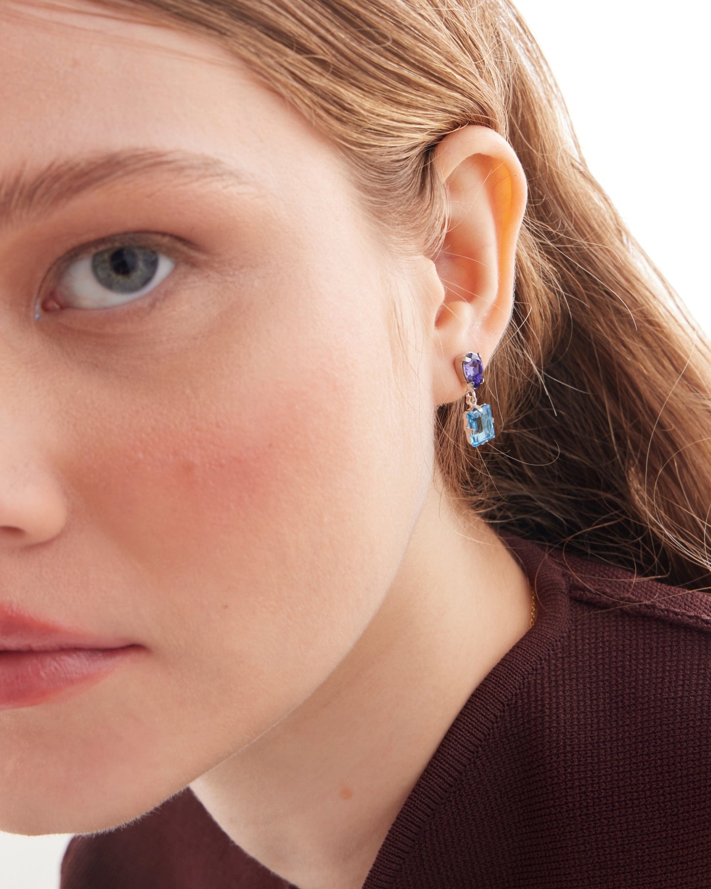 Pendientes cortos Borea con cristal azul y morado en Plata baño Rodio
