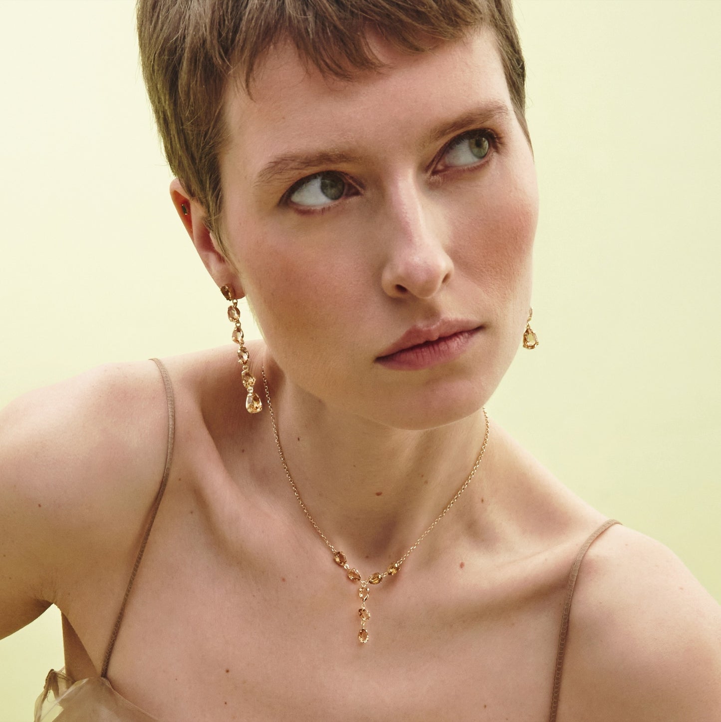 Collar corto Magnolia lágrima cristal blanco en Plata baño rodio