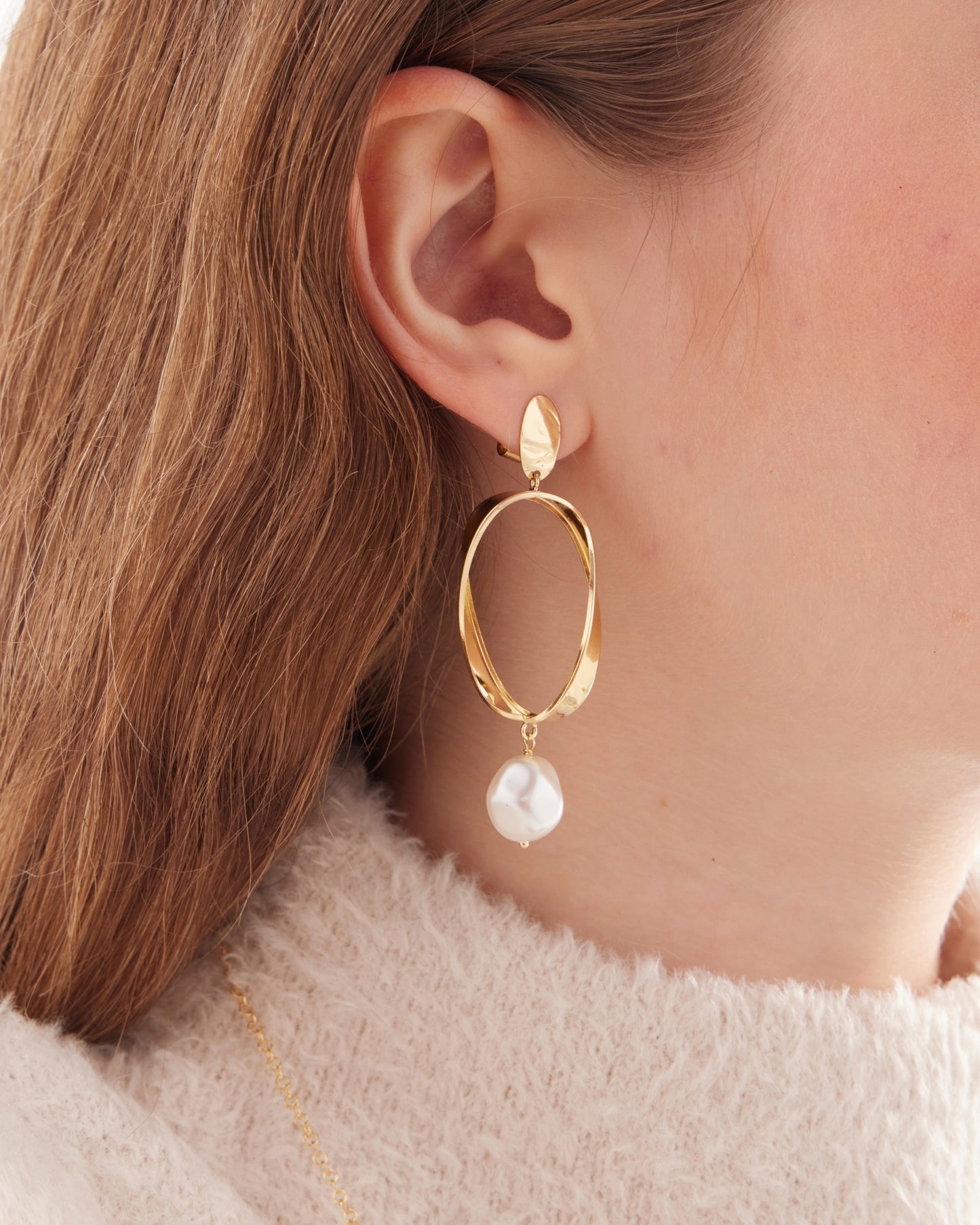 Pendientes largos espiral Sera con perla barroca en Plata baño Oro