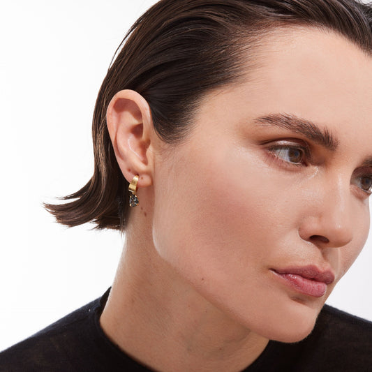 Pendientes aro Noise textura lágrima cristal negro en Plata baño Oro