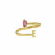 Anillo ajustable letra E color rosa bañado en oro image