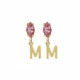 Pendientes pequeños letra M color rosa bañados en oro image