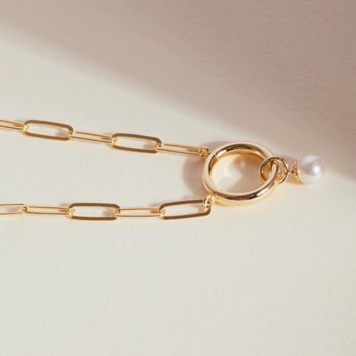 Greta circle pearl necklace in gold plating