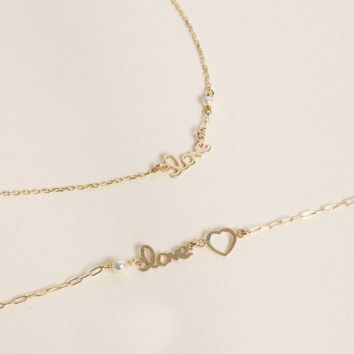 Me Enamora love pearls necklace in gold plating