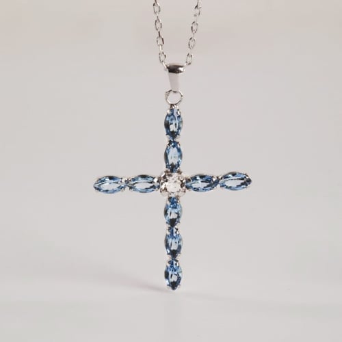 Collar cruz aquamarine de Las Estaciones elaborado en plata.