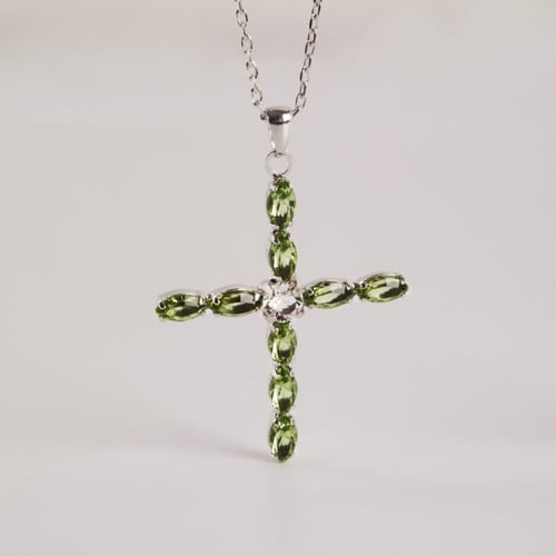 Collar corto cruz verde elaborado en plata