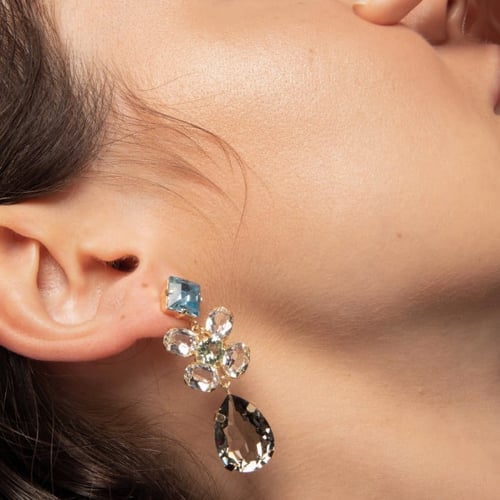 Blooming flower diamond earrings in gold plating
