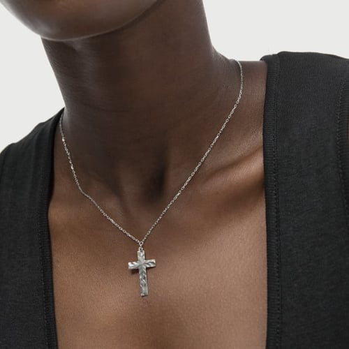 Collar cruz de Arlene elaborado en plata