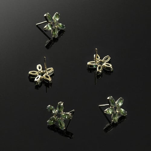 Pendientes pequeños flor verde elaborados en plata