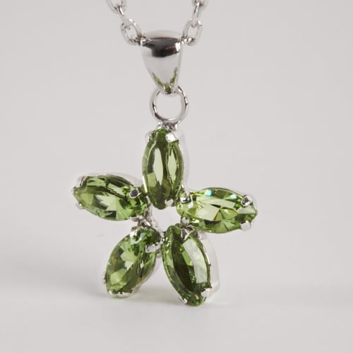 Collar corto flor verde elaborado en plata