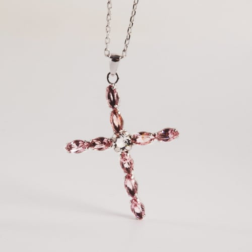 Collar corto cruz rosa elaborado en plata