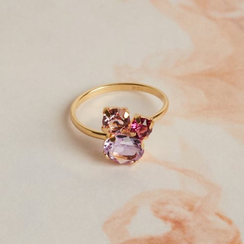 Anillo cristales violet de Alexandra bañado en oro.